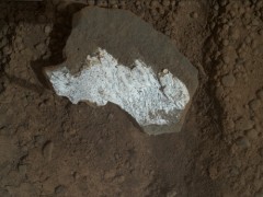 Viên đá trắng mang tên Tintina trong hố Gale trên sao Hỏa. Ảnh: NASA.