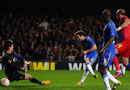 Mata đưa Chelsea vượt lên dẫn trước ở phút 33