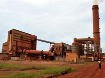 Ảnh minh họa: Một nhà máy bauxite ở Guinée, nơi có trữ lượng bauxite lớn nhất thế giới (Photo : AFP)