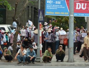 Hàng trăm người dân Hưng Yên tập trung biểu tình trước trụ sở Quốc Hội ở Hà Nội hôm 27-4-2011, phản đối chính quyền trưng thu đất đai xây dựng khu đô thị Ecopark. Ảnh mang tính minh họa. AFP PHOTO/Ian Timberlake