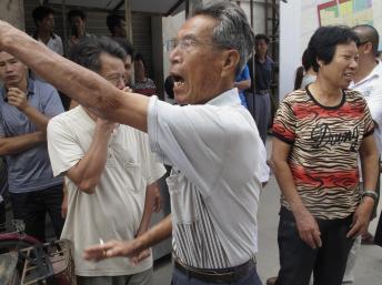 Ảnh minh họa dân làng Trung Quốc phẫn nộ trước các vụ trưng thu đất đai. Reuters