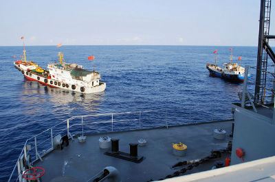 Các tàu Trung Quốc vây quanh tàu khảo sát hải dương USNS Impeccable của Mỹ