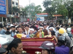 Quan tài người chết được mang biểu tình trên nhiều đường phố ở thị xã Vĩnh Yên. (Hình: VietnamNet)