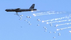 Pháo đài bay B-52 biểu diễn hỏa lực en-wikinews photo