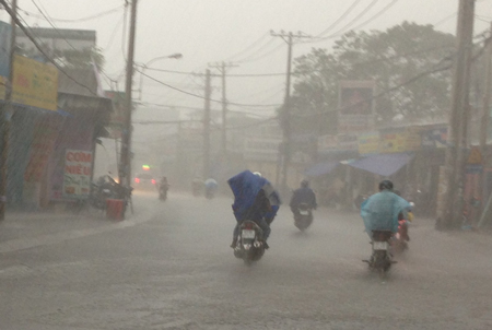 Trận mưa lớn dữ dội trên diện rộng hạ nhiệt cho TPHCM.