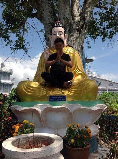 Phẫn nộ bức ảnh nam thanh niên ngồi lên tượng Phật
