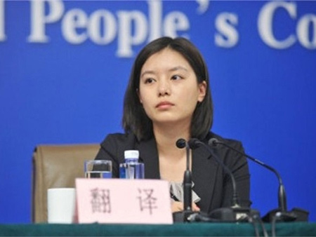 Cư dân mạng đang phát sốt vì Trương Kinh, nữ phiên dịch xinh đẹp nhất Trung Quốc.