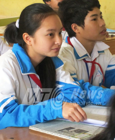 Vùng quê náo loạn khi nữ sinh cứ thi nhau cười sằng sặc