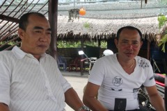 Anh Nguyễn Thanh Hồng (trái) và anh Nguyễn Công An - những người tố cáo hành vi của ông Nhã.