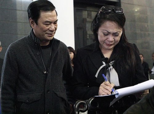 Khải Hưng (trái) vận động diễn viên Phương Dung ký vào đơn.