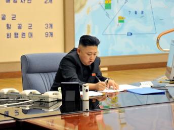 Kim Jong-Un trong phòng chỉ huy tác chiến khẩn cấp. Ảnh do KCNA phổ biến hôm 29/3/2013 cùng với chiến dịch tuyên truyền đe dọa chiến tranh của Bình Nhưỡng. Reuters