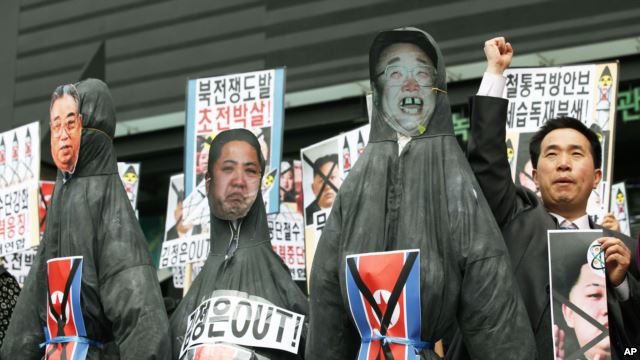 Nam người biểu tình Nam Triều Tiên trưng hình nộm của lãnh đạo Bắc Triều Tiên Kim Jong Un và cha, cố lãnh đạo Kim Jong Il (phải) cùng ông nội Kim Il Sung tại một cuộc biểu tình chống Bắc Triều Tiên tại Seoul, ngày 15/4/2013.