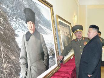 Lãnh đạo Bình Nhưỡng Kim Jong-un trước ảnh ông nội Kim Il-sung, người sáng lập chế độ Bắc Triều Tiên. REUTERS/KCNA