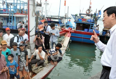 Chủ tịch nước Trương Tấn Sang nói chuyện với ngư dân xã Tam Quang, huyện Núi Thành, Quảng Nam chiều 14-4 - Ảnh: Tấn Vũ