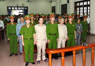 Gia đình Anh Đoàn Văn Vươn tại phiên xử ở Tòa án Hải Phòng hôm 2 tháng 4 năm 2013. AFP PHOTO