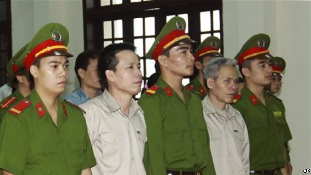 Ông Ðoàn Văn Vươn (thứ nhì từ trái) và anh trai Đoàn Văn Sinh (thứ tư từ bên trái) ra tòa tại Hải Phòng, ngày 2/4/2013.