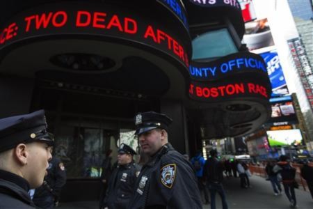 Cập nhật số người thương vong ở Boston tại một bảng điện tử ở New York.