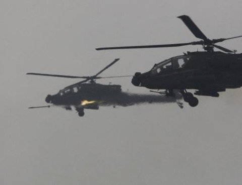 Các máy bay trực thăng AH-64 Apache của quân đội Mỹ tham gia tập trận bắn đạn thật tại Hàn Quốc năm 2012. Các máy bay trực thăng AH-64 Apache của quân đội Mỹ tham gia tập trận bắn đạn thật tại Hàn Quốc năm 2012.