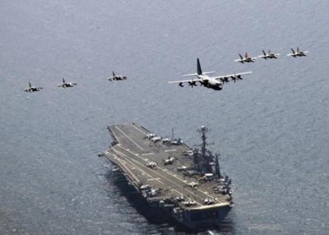 Chiến cơ C-130 của đơn vị Thủy binh lục chiến Mỹ dẫn đầu đội hình gồm các máy bay không kích F/A-180C Hornet và A/V-8B Harrier bay trên tàu sân bay USS George Washington tại vùng biển phía đông của Hàn Quốc, tháng 7/2010. Chiến cơ C-130 của đơn vị Thủy binh lục chiến Mỹ dẫn đầu đội hình gồm các máy bay không kích F/A-180C Hornet và A/V-8B Harrier bay trên tàu sân bay USS George Washington tại vùng biển phía đông của Hàn Quốc, tháng 7/2010.