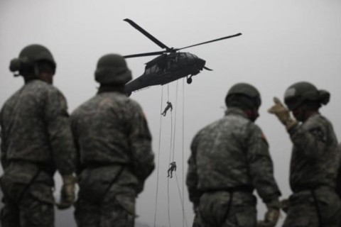 Các binh sĩ từ Sư đoàn Bộ binh số 2 của Mỹ từ trực thăng xuống mặt đất trong một vụ tập huấn tấn công tại Trại Casey ở Dongducheon, phía bắc Seoul hồi tháng 3/2013.