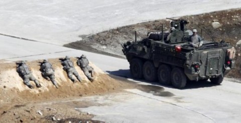 Binh sĩ Mỹ trong nhóm Chiến đấu Lữ đoàn Stryker tập trận bắn đạn thật tại Seungjin, cách Seoul 46km về phía đông bắc. Binh sĩ Mỹ trong nhóm Chiến đấu Lữ đoàn Stryker tập trận bắn đạn thật tại Seungjin, cách Seoul 46km về phía đông bắc.