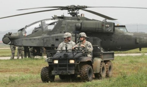 Các binh sĩ Mỹ đi trên thiết bị quân sự trước một chiếc trực thăng AH-64D Apache của Tiểu đoàn tấn công trên không số 4 thuộc Lữ đoàn tấn công trên không số 2 ở căn cứ không quân Mỹ tại Gunsan. Các binh sĩ Mỹ đi trên thiết bị quân sự trước một chiếc trực thăng AH-64D Apache của Tiểu đoàn tấn công trên không số 4 thuộc Lữ đoàn tấn công trên không số 2 ở căn cứ không quân Mỹ tại Gunsan.