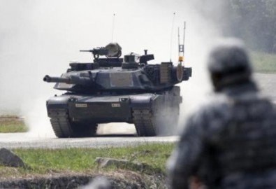 Binh sĩ Mỹ nhìn chiếc xe tăng chiến đấu M1A2 SEP Abrams trong cuộc tập trận chung giữa Mỹ, Hàn tại Pocheon. Binh sĩ Mỹ nhìn chiếc xe tăng chiến đấu M1A2 SEP Abrams trong cuộc tập trận chung giữa Mỹ, Hàn tại Pocheon.