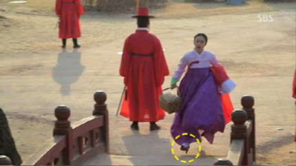 Kim Tae Hee bị cư dân mạng phát hiện đi giày cao gót trong một bộ phim cổ trang.