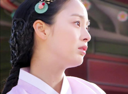 Tạo hình của Kim Tae Hee trong phim được khen vô cùng xinh đẹp, khả ái.
