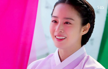 Tạo hình của Kim Tae Hee trong phim được khen vô cùng xinh đẹp, khả ái.