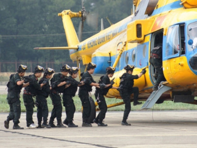Cùng đồng đội nam luyện tập phương án đổ bộ từ trực thăng nhằm chống khủng bố. Ảnh: Nguyễn Minh.