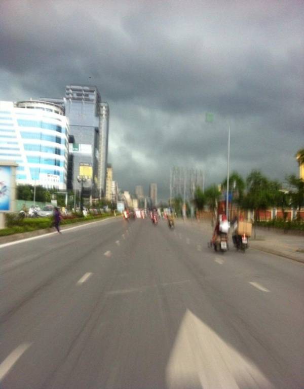 Chùm ảnh: Bầu trời đen kịt bao phủ Hà Nội trước và trong cơn mưa dông 1