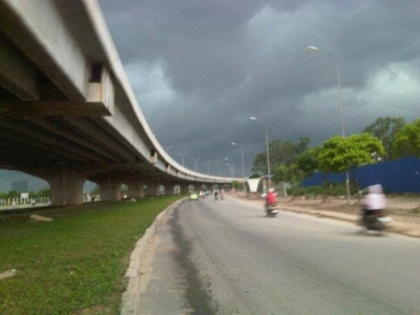 Chùm ảnh: Bầu trời đen kịt bao phủ Hà Nội trước và trong cơn mưa dông 2 Chùm ảnh: Bầu trời đen kịt bao phủ Hà Nội trước và trong cơn mưa dông 2
