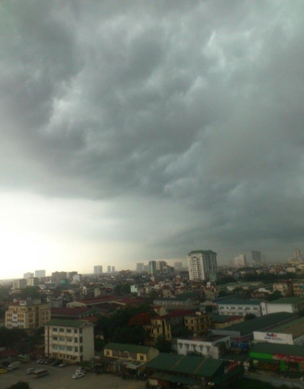 Chùm ảnh: Bầu trời đen kịt bao phủ Hà Nội trước và trong cơn mưa dông 3