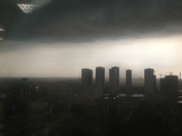 Chùm ảnh: Bầu trời đen kịt bao phủ Hà Nội trước và trong cơn mưa dông 4
