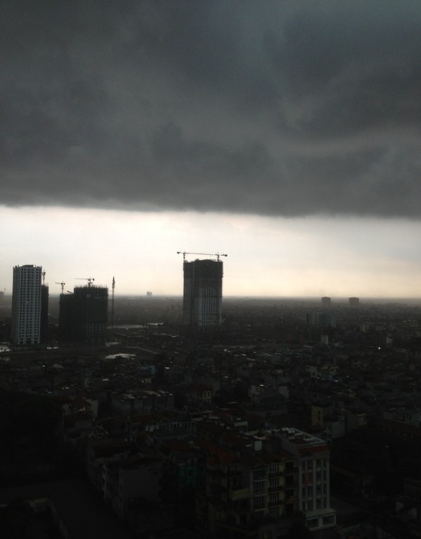 Chùm ảnh: Bầu trời đen kịt bao phủ Hà Nội trước và trong cơn mưa dông 5
