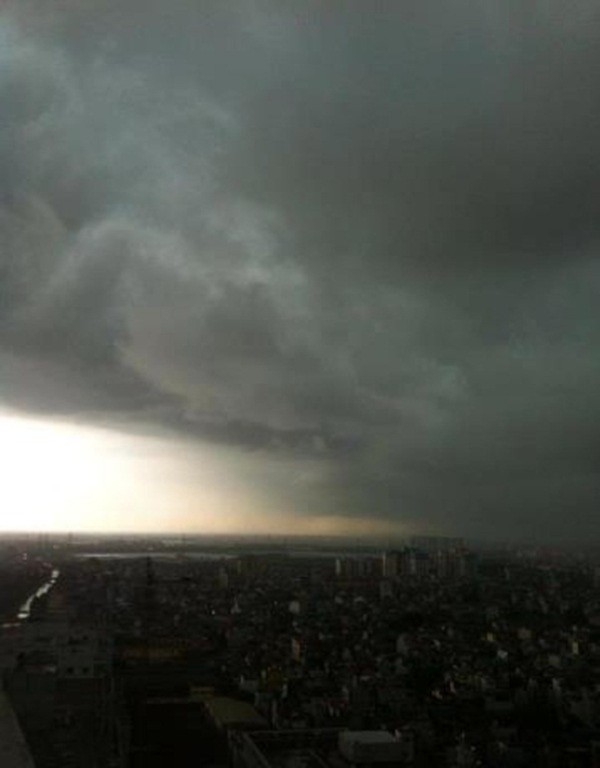 Chùm ảnh: Bầu trời đen kịt bao phủ Hà Nội trước và trong cơn mưa dông 6