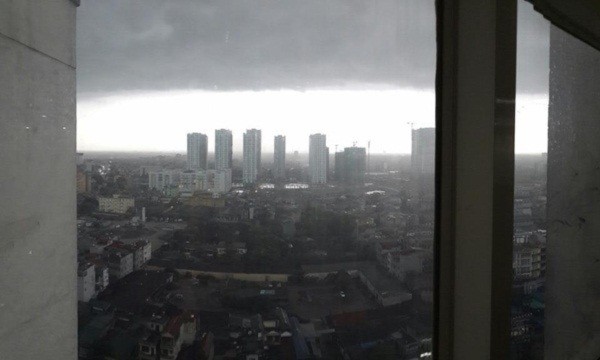 Chùm ảnh: Bầu trời đen kịt bao phủ Hà Nội trước và trong cơn mưa dông 7