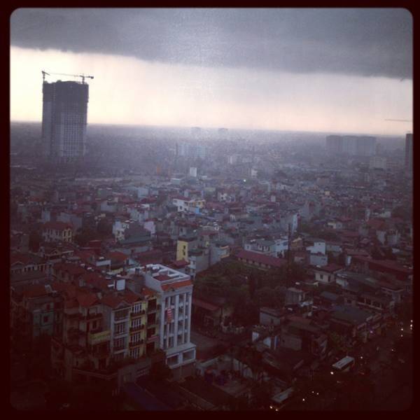 Chùm ảnh: Bầu trời đen kịt bao phủ Hà Nội trước và trong cơn mưa dông 8