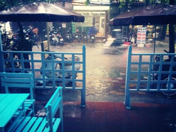 Chùm ảnh: Bầu trời đen kịt bao phủ Hà Nội trước và trong cơn mưa dông 10 Chùm ảnh: Bầu trời đen kịt bao phủ Hà Nội trước và trong cơn mưa dông 10