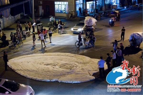 Đám bọt trắng có mùi hôi thối gây hoang mang ở Trung Quốc 2 Đám bọt trắng có mùi hôi thối gây hoang mang ở Trung Quốc 2