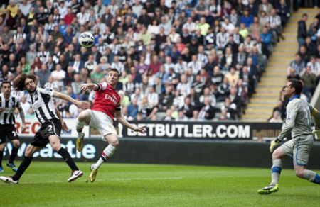 Pha ghi bàn quý giá của Koscielny mang về 3 điểm cho Arsenal