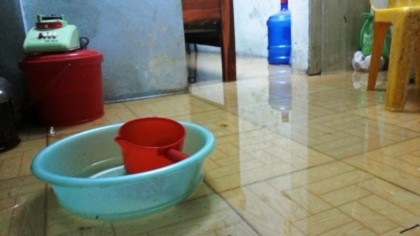 Người dân cũng phải tự tát nước nhưng vẫn không thoát được cảnh ngập lụt.