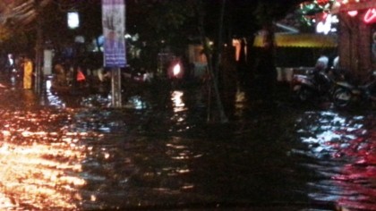 Các tuyến phố ngập lụt khiến giao thông hỗn loạn.