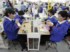 Hàng chục ngàn lao động Bắc Triều Tiên làm việc trong khu công nghiệp liên Triều Kaesong mang về cho miền Bắc nguồn thu ngoại tệ không nhỏ. REUTERS/Lee Jin-man/Pool/Files