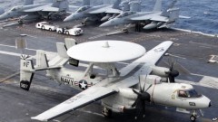 Chiến đấu cơ E-2C Hawkeye trên boong tàu sân bay USS George Washington trong cuộc tập trận quân sự Mỹ-Nam Triều Tiên trong vùng biển Hoàng Hải, tây nam Seoul.