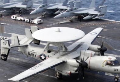 Chiến đấu cơ E-2C Hawkeye trên boong tàu sân bay USS George Washington trong cuộc tập trận quân sự Mỹ-Nam Triều Tiên trong vùng biển Hoàng Hải, tây nam Seoul.