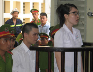 Nguyễn Phương Uyên và Nguyễn Đình Kha tại phiên tòa sơ thẩm Tòa Án Long An hôm 16/5/2013 AFP photo