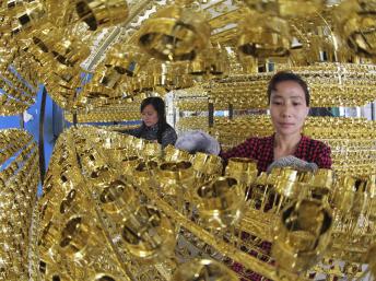 Nhân viên tại nhà máy Giang Châu. REUTERS/China Daily