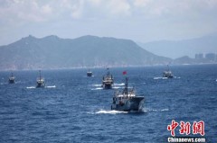 Đội 30 tàu cá Trung Quốc trong chuyến ra Trường Sa hồi tháng 7/2012. Ảnh minh họa: Chinanews
